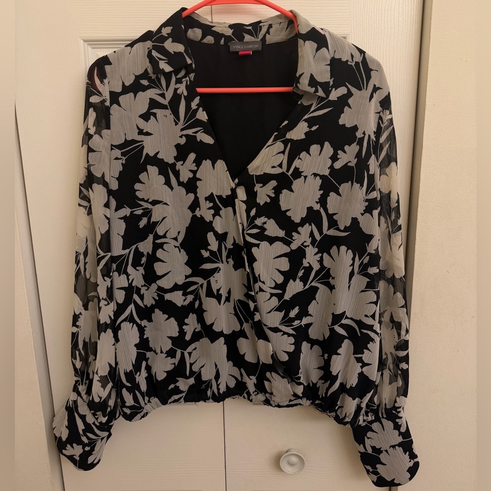 🔴Vince Camuto Black & Cream Floral V-Neck Blouse